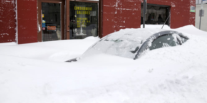 La Policía ha tenido que rescatar a varias decenas de personas de sus vehículos al quedarse atrapados por la nieve.