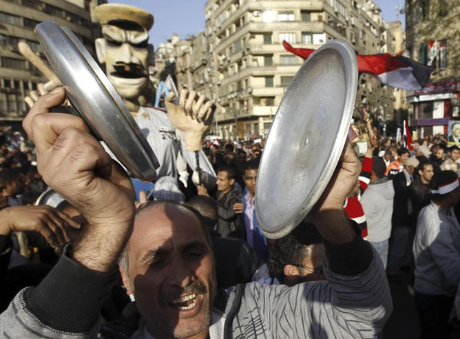 Un egipcio golpea una olla como protesta contra los altos precios de los bienes en la plaza Tahrir en El Cairo
