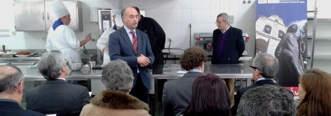 El alcalde de Ávila, Miguel Ángel García Nieto, presenta el libro 'Gastronomía carmelitana'.