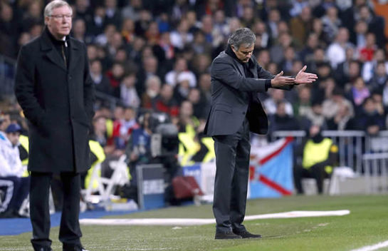 FOTOGALERIA: Alex Ferguson y José Mourinho en sus respectivas áreas técnicas
