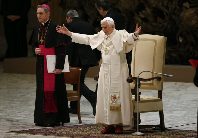 El papa Benedicto XVI saluda a sus fieles a su llegada al aula Pablo VI en el Vaticano