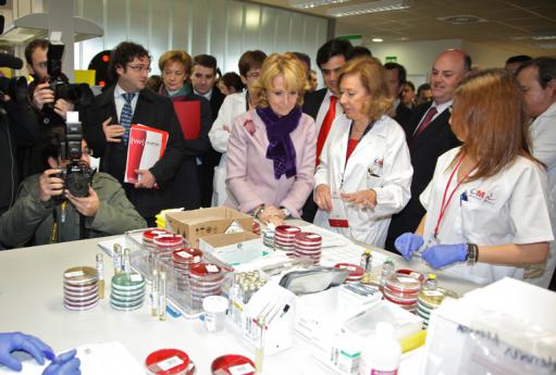 La entonces Presidena de la Comunidad de Madrid durante la inauguración del Laboratorio Central del Hospital Infanta Sofía