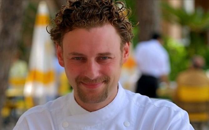El joven Arnaud Donckele es el chef del restaurante 'La Vague d'Or' de Saint Tropez.
