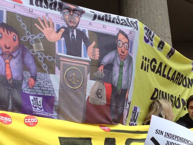 Este es uno de los carteles que se pueden ver en esta jornada de huelga, en él se lee: "Gallardón dimisión"