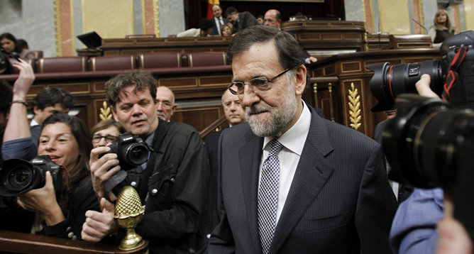 El presidente del Gobierno, Mariano Rajoy, llega al hemiciclo del Congreso de los Diputados ante gran expectación de los medios de comunicación