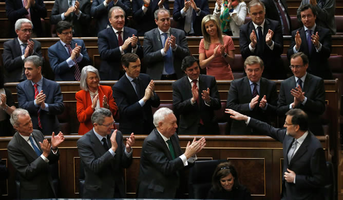 El presidente del Gobierno, Mariano Rajoy, aplaudido por los diputados populares tras su intervención en su primer debate sobre el estado de la Nación al frente del Ejecutivo