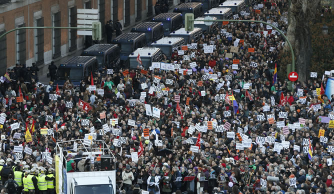 Manifestantes concentrados en la plaza de Neptuno de Madrid, donde han concurrido las marchas simultáneas convocadas por la Marea Ciudadana.