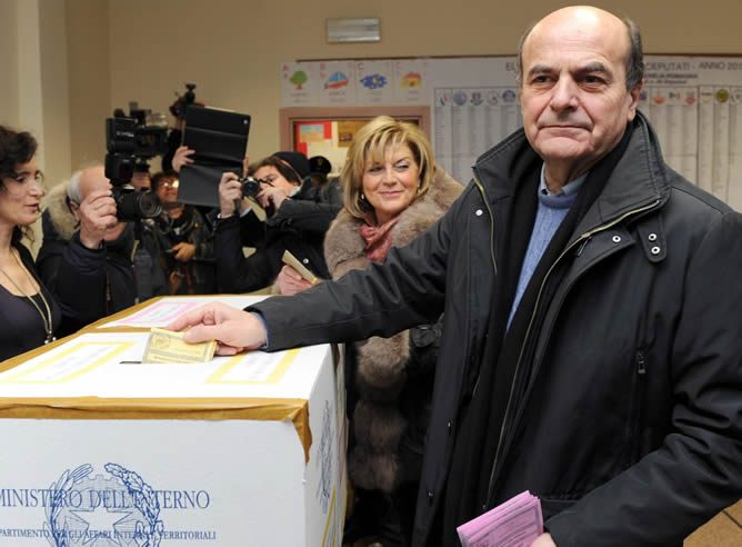 El secretario del Partito Democratico, Pier Luigi Bersani, ya ha dejado su voto en una urna del  colegio electoral en Piacenza es esta primera jornada de las elecciones generales italianas.