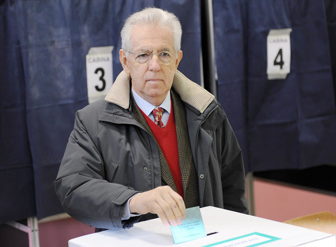 El candidato Mario Monti, que parte a la cola de los favoritos, ejerciendo su derecho al voto