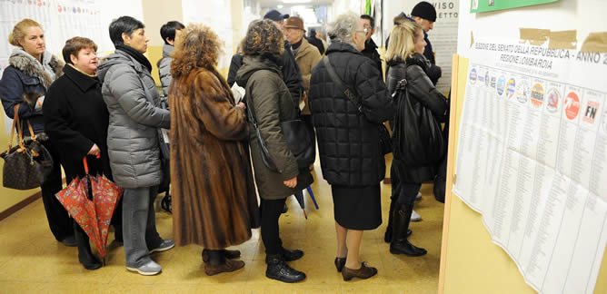El frio acompaña a los votantes en la primera jornada de las elecciones generales italianas. El centro-izquierda del Partido Demócrata compite, según los últimos sondeos, con la derecha de Berlusconi.