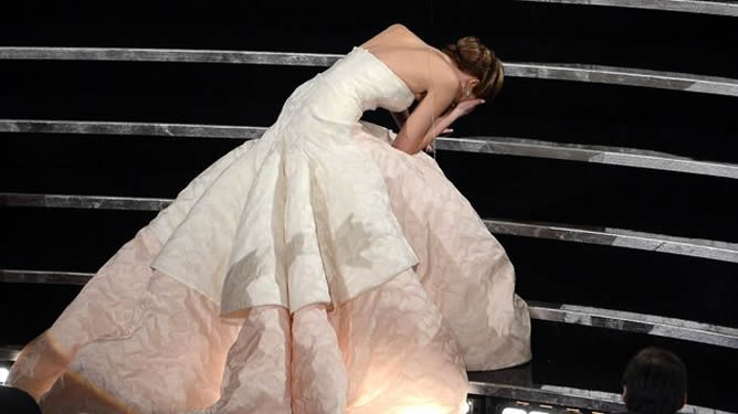 Jennifer Lawrence, ganadora del Oscar a la mejor actriz por 'El lado bueno de las cosas', se tropezó en las escaleras del escenario