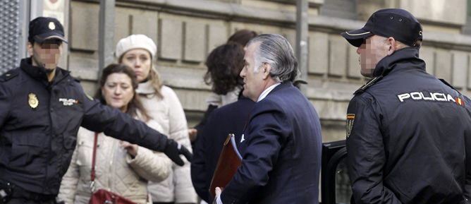 El extesorero del PP Luis Bárcenas, a su llegada a la Audiencia Nacional para prestar declaración ante el juez instructor del caso Gürtel, Pablo Ruz