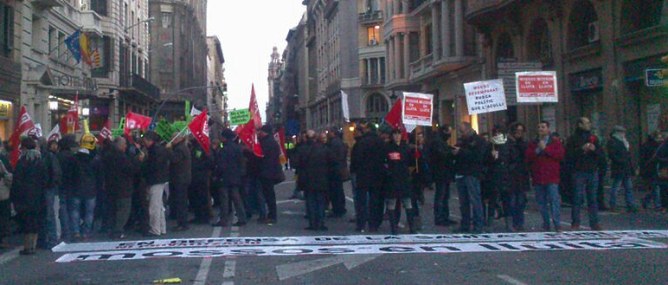 Funcionaris tallant la Via Laietana davant el Departament de Governació en protesta pel fracàs de la tercera reunió de la Mesa de la Funció Pública.