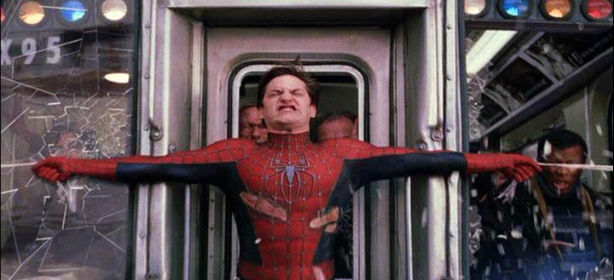 En la escena el superhéroe para un tren con su tela de araña