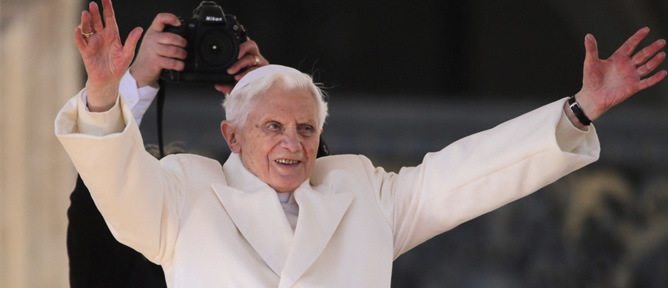 El papa Benedicto XVI saluda a los peregrinos congregados en la plaza de San Pedro, en la Ciudad del Vaticano, en el Vaticano, hoy miércoles 27 de febrero de 2013