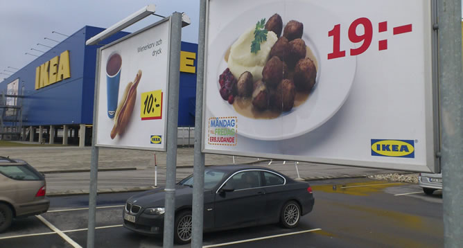 Un cartel publicita el plato de albóndigas ofrecido por la cadena sueca de muebles IKEA