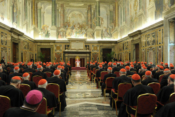El papa Benedicto XVI se reúne con los cardenales en el último día de su pontificado.