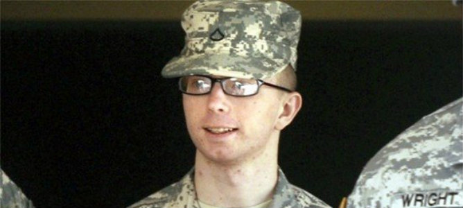 Manning se declaró culpable a través de su abogado de 10 cargos, los menos graves de los 22 de que le acusa el gobierno estadounidense, que le podrían acarrear una condena de 20 años de prisión. Aun así, ha evitado declararse culpable de "ayuda al enemigo", el cargo más grave y que puede ser castigado por la ley militar con la cadena perpetua.