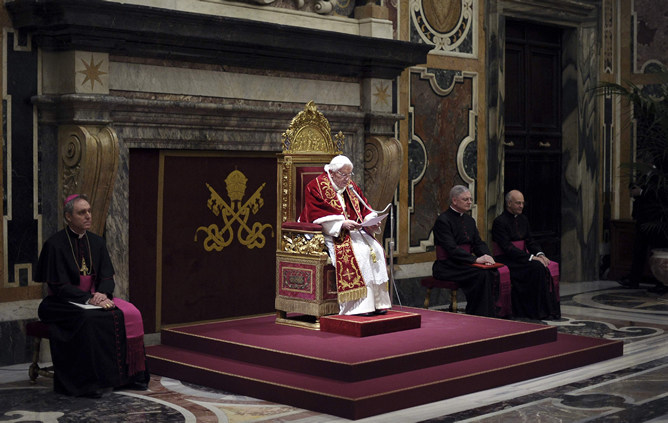 El papa Benedicto XVI, durante su último encuentro con los cardenales en el Vaticano