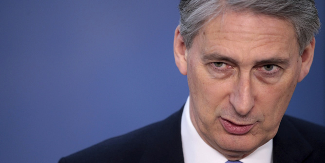 El ministro de Defensa británico,  Philip Hammond, defiende recortes en los servicios sociales