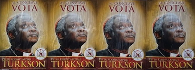 Cartel del ghanés, Peter Tukson, presidente del Consejo Pontificio para la Justicia y la Paz, cuyos admiradores han iniciado una campaña electoral sin precedentes en las calles de Roma