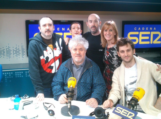 Pedro Almodóvar con Carlos Areces, María Guerra, Javier Cmámara, Gemma Nierga y Raúl Arévalo
