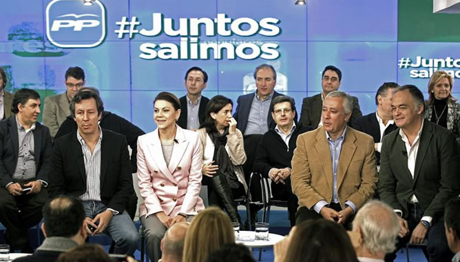 La secretaria general del PP, María Dolores de Cospedal, acompañada de varios dirigentes en la inauguración del primero de los debates que el partido celebra en Madrid los fines de semana bajo el título 'Juntos salimos'