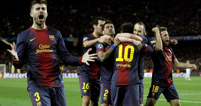 Los jugadores del F.C. Barcelona celebran la consecución del segundo gol de su equipo ante el AC Milan durante el partido de vuelta de octavos de final de la Liga de Campeones