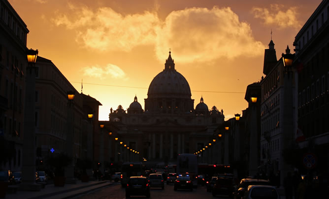 La basílica de San Pedro del Vaticano de Roma durante la puesta de sol.