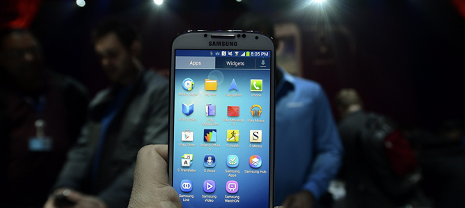 Vista del teléfono inteligente Galaxy S4 de la compañía Samsung