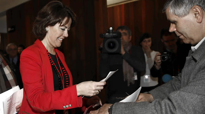 La jefa del Ejecutivo navarro y candidata a la presidencia de UPN, Yolanda Barcina, durante la votación para elegir al nuevo presidente de la formación regionalista este domingo