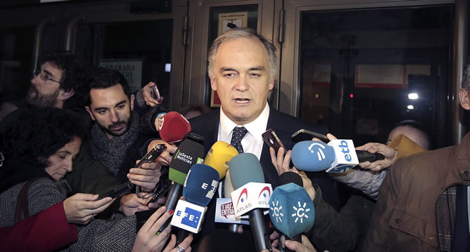 El exconseller valenciano de Presidencia y actual vicesecretario general del PP, Esteban González Pons, realiza declaraciones a los medios a su salida de los juzgados de Plaza de Castilla, en Madrid