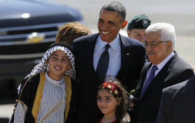 El presidente de EEUU y el presidente palestino posan durante la ceremonia de bienvenida en Ramala