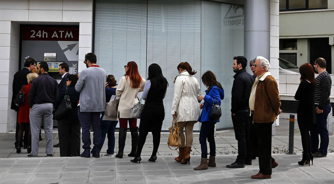 Chipriotas hacen cola para sacar dinero de un cajero
