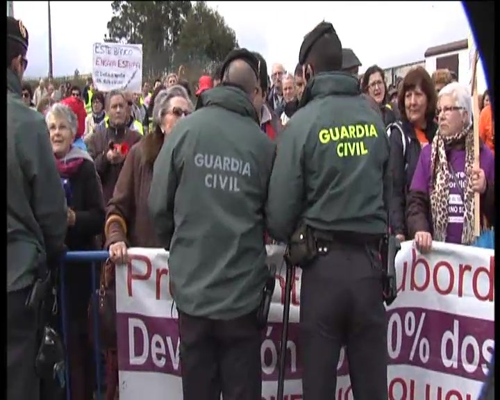 Cientos de afectados por las preferentes protestan en Pontevedra contra las quitas