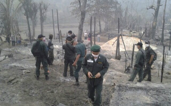 Las fuerzas de seguridad tailandesas inspeccionan el campamento de refugiados en el que se produjo el incendio