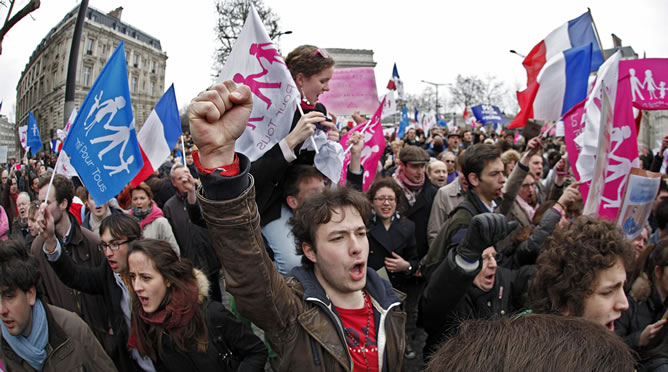 Miles de personas se manifiestan en París en contra del matrimonio homosexual