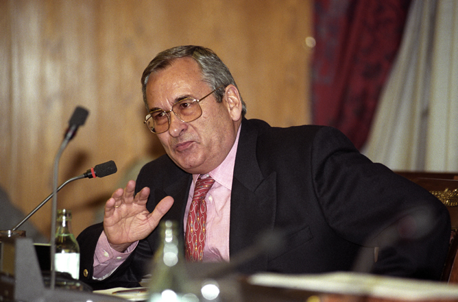 El exdiputado del PP Angel Sanchís, durante una comparecencia ante la Comisión de Partidos Políticos del Congreso en 1994