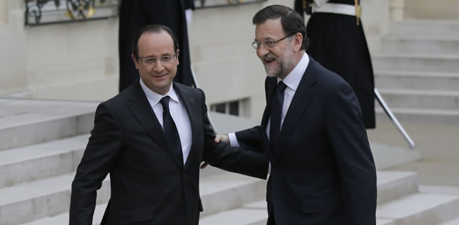 El presidente español, Mariano Rajoy, y el francés, François Hollande, antes de la reunión bilateral mantenida en París