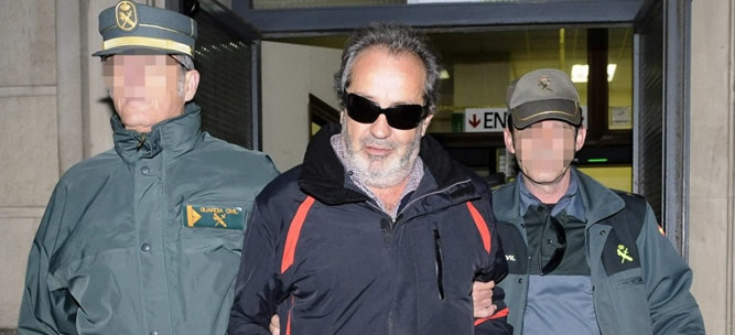 El intermediario Juan Lanzas deja los juzgados de Sevilla escoltado por agentes de la Guardia Civil rumbo a prisión