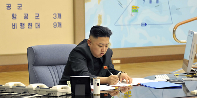 El líder norcoreano, Kim Jong-un, durante una reunión en la madrugada de este viernes en un lugar indeterminado, en la que ordenó tener preparados sus misiles para atacar en "cualquier momento" intereses de EEUU y Corea del Sur