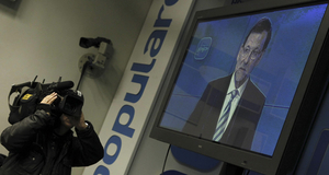 Los medios de comunicación han seguido la a través de un monitor la intervención del jefe del Gobierno, Mariano Rajoy, en la reunión de la Junta Directiva Nacional del PP