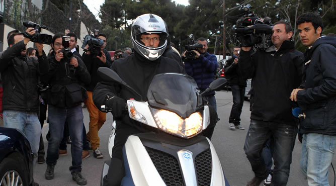 El abogado de Iñaki Urdangarin, Mario Pascual Vives, abandona en su moto el domicilio de la infanta en Barcelona, sin responder a las preguntas de los periodistas