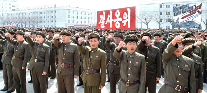 Soldados de Corea del Norte asisten a una manifestación contra EEUU y Corea del Sur