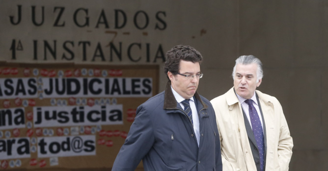 El extesorero del PP, Luis Bárcenas, acompañado por su abogado, Alfonso Trallero , a su salida de los juzgados de Plaza de Castilla