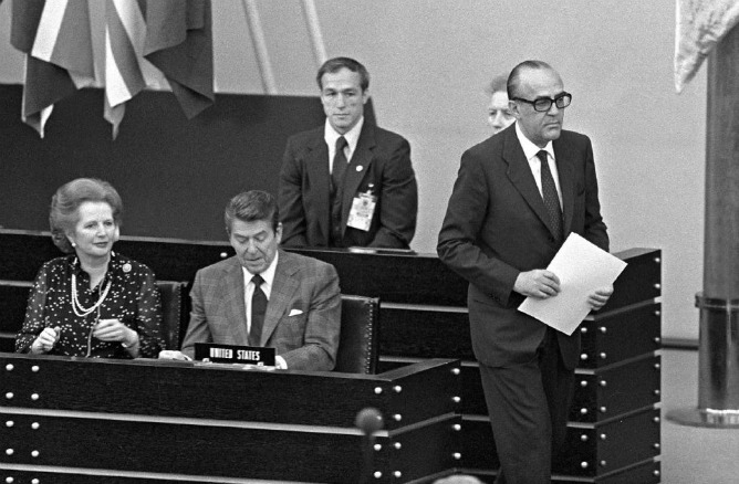 Margaret Thatcher con  Ronald Reagan y Leopoldo Calvo-Sotelo en una reunión de la OTAN en Bonn, en 1982