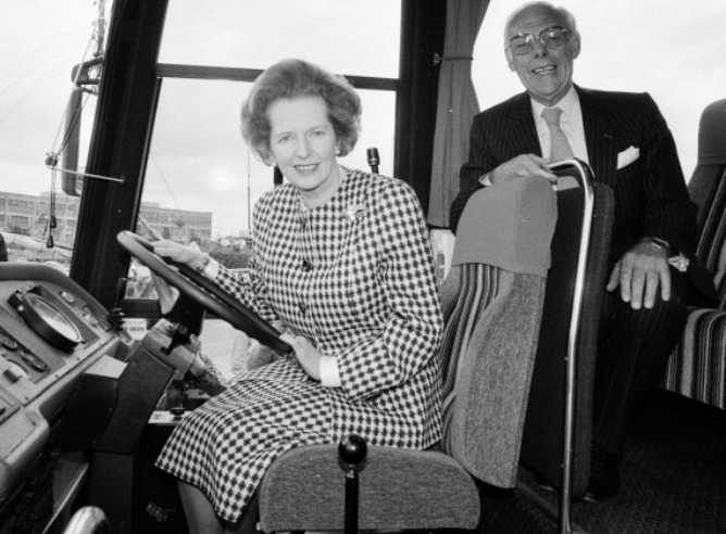 Margaret Thatcher haciendo que conduce su autobús en una imagen de 1987