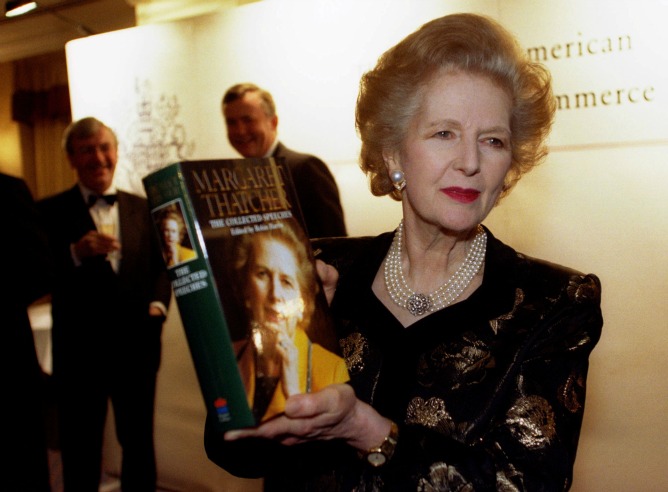 Margaret Thatcher posaba con un ejemplar de su libro en 1997 en la Cámara de Comercio inglesa-americana en 1997
