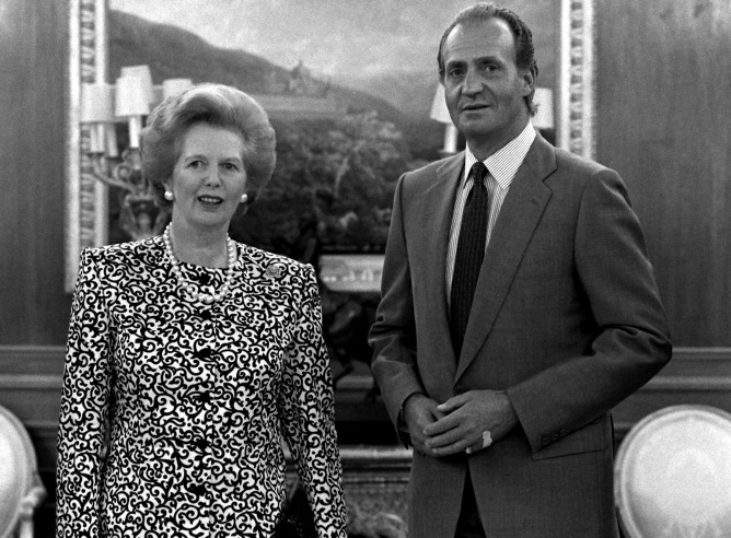 La exprimera ministra británica Margaret Thatcher junto al rey don Juan Carlos, el 22 de agosto de 1998, durante una audiencia en el Palacio de La Zarzuela