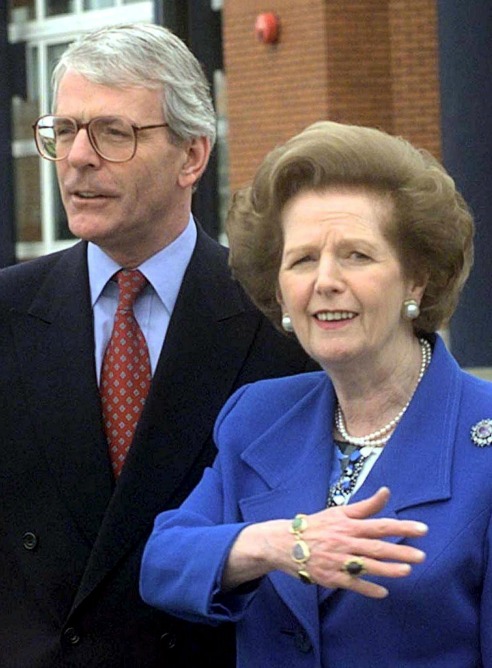 Fotografía de archivo tomada el 16 de abril de 1999 que muestra a la exprimera ministra británica Margaret Thatcher junto al exprimer ministro John Major en Londres (Reino Unido)